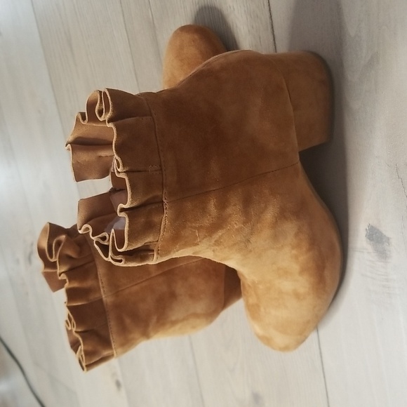 Silent D Women's suede booties with ruffled edge sz 6 mustard - Picture 7 of 11